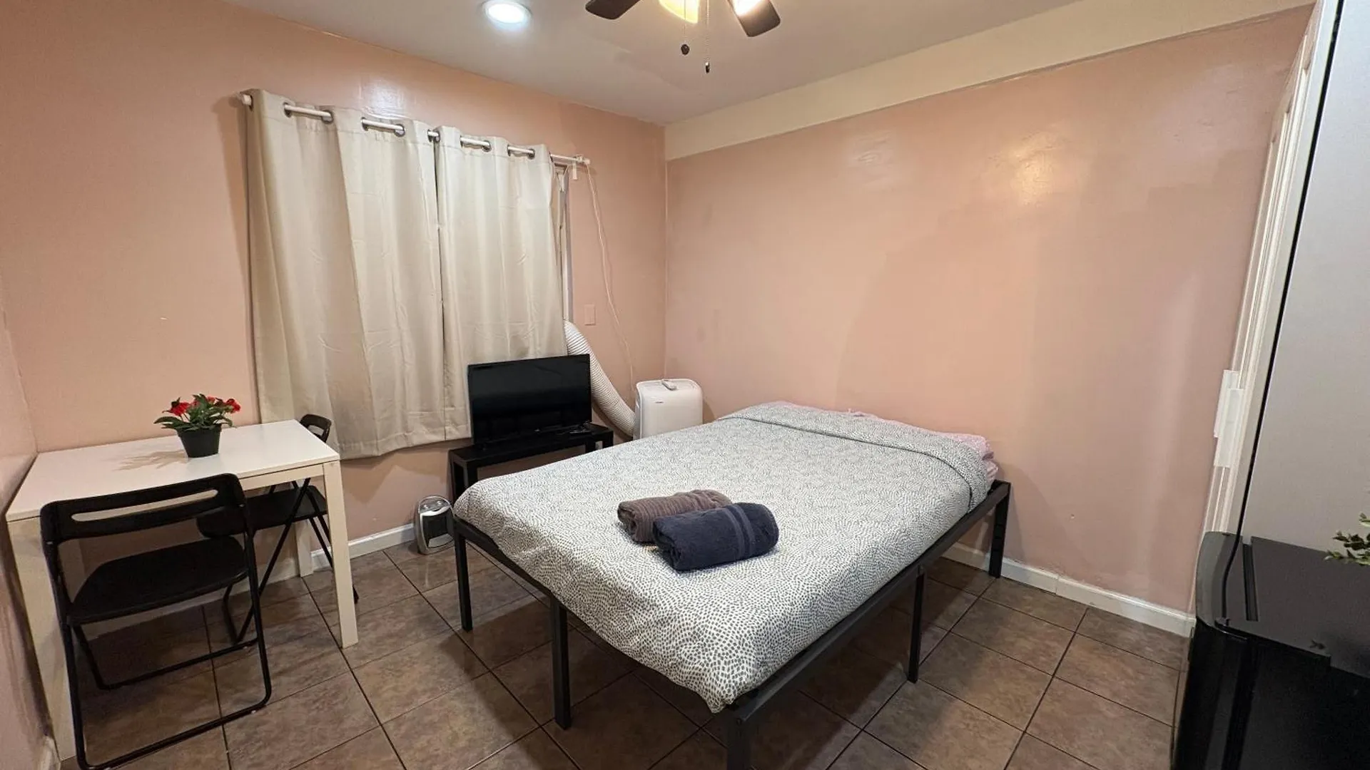The Disney Hostel - Santa Ana - Oc 0*,