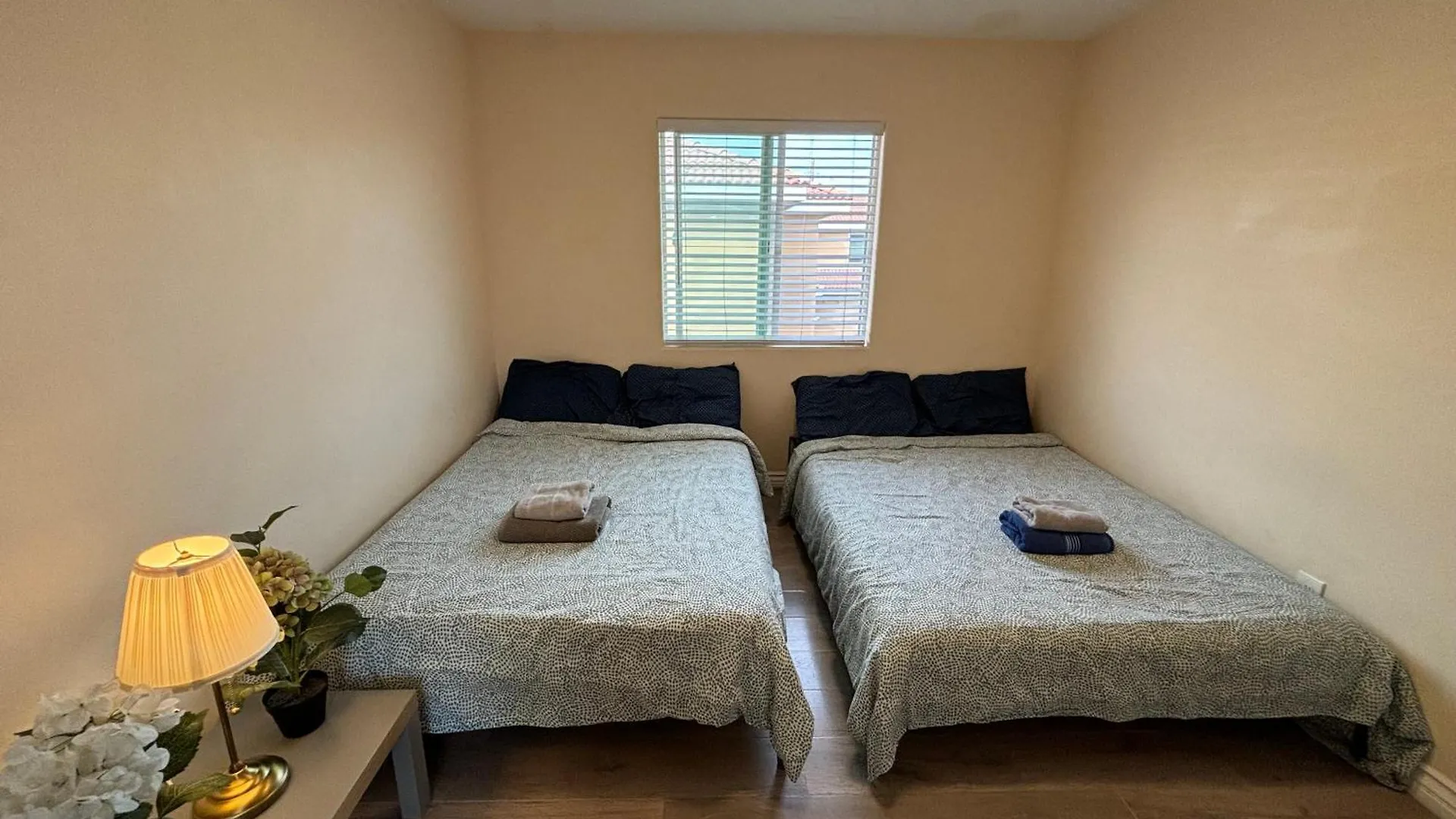The Disney Hostel - Santa Ana - Oc