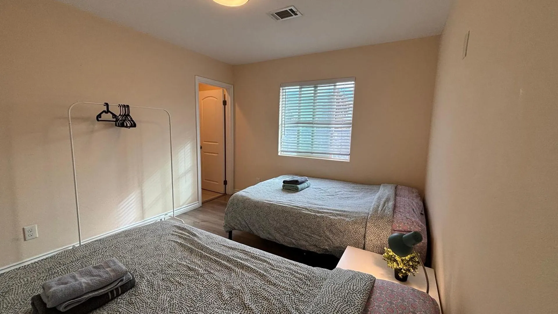 The Disney Hostel - Santa Ana - Oc
