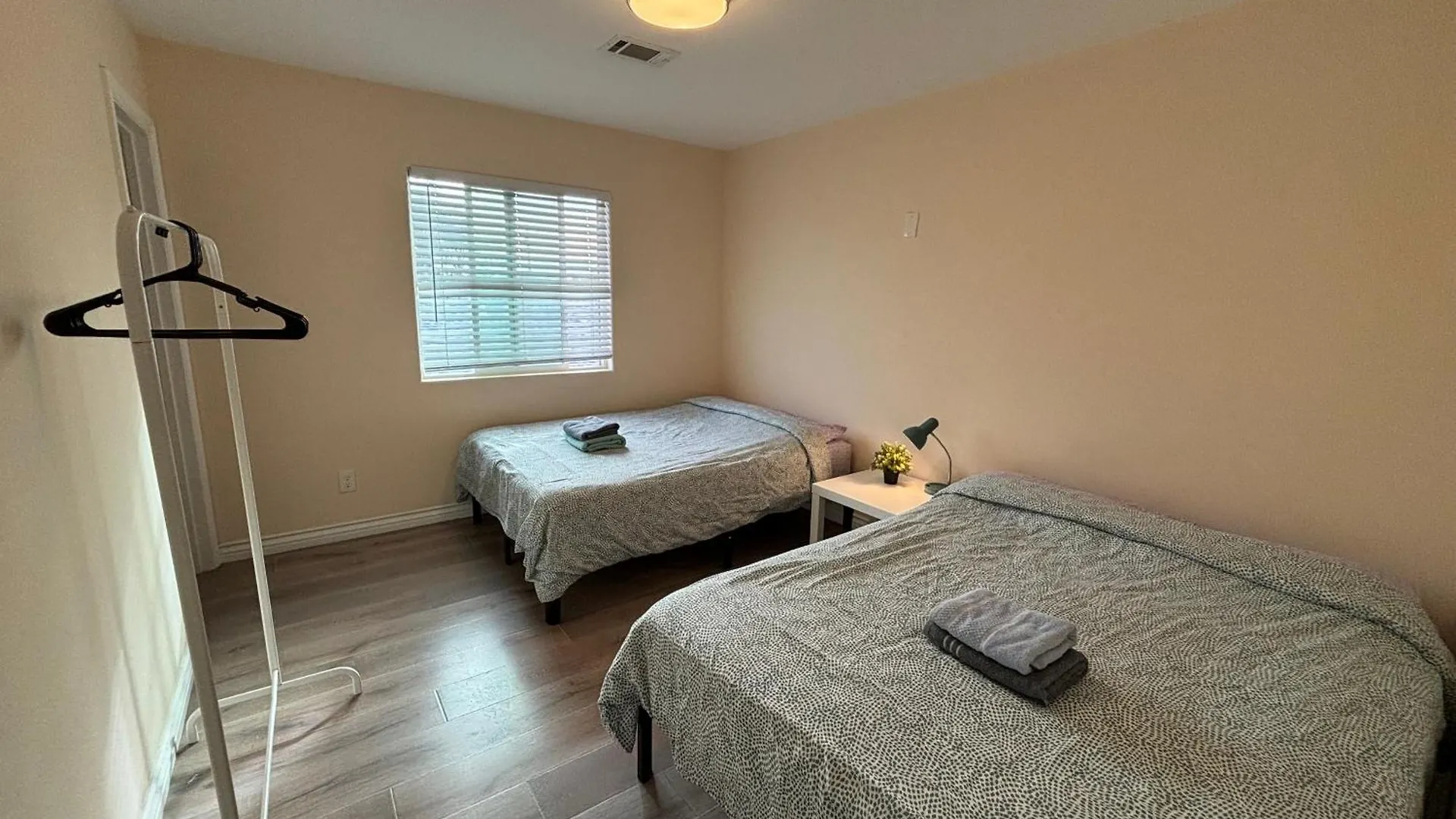 The Disney Hostel - Santa Ana - Oc 0*,